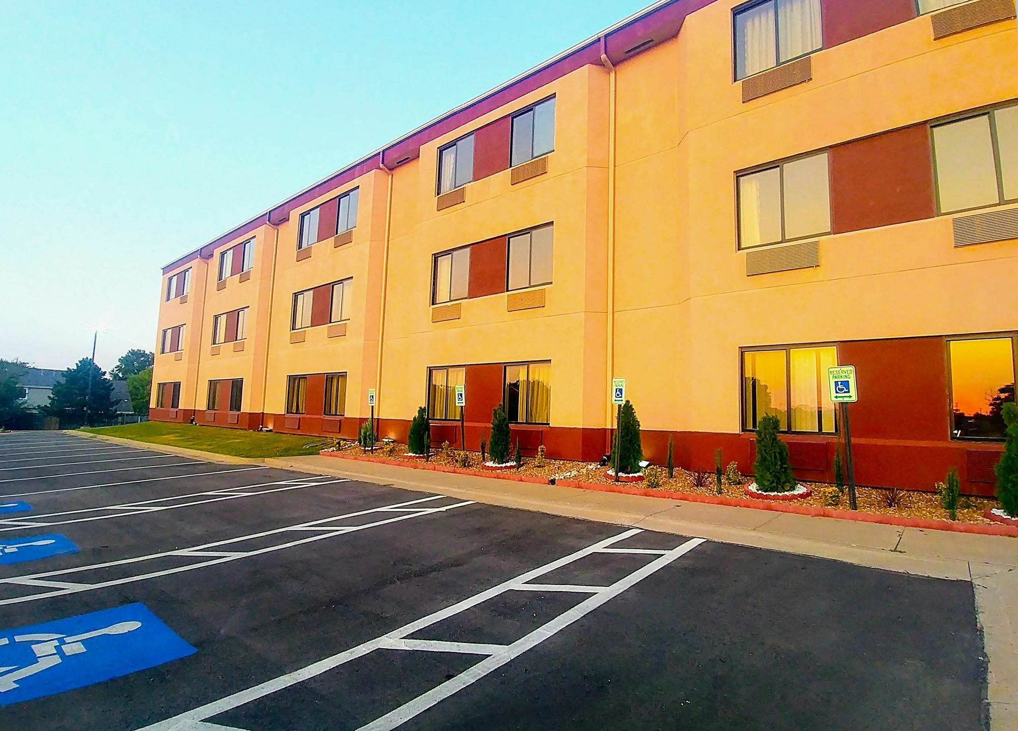 Americas Best Value Inn And Suites Lee'S Summit-Kansas City Exteriör bild